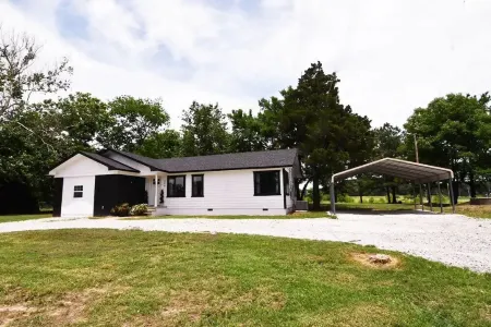 The Mayor in Gore with Kids Space!  10 mins to lake, 5 to both rivers.