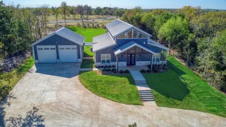 5 minutes to Beautiful Lake Texoma! Sleeps 12 people and Pet-Friendly!