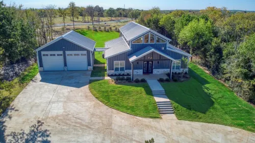 5 minutes to Beautiful Lake Texoma! Sleeps 12 people and Pet-Friendly!