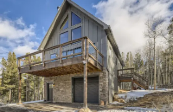 Peaceful Mountain Chalet with gorgeous views!
