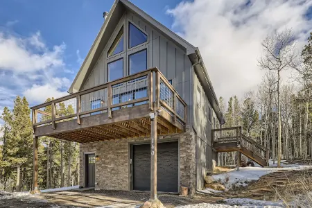 Peaceful Mountain Chalet with gorgeous views!