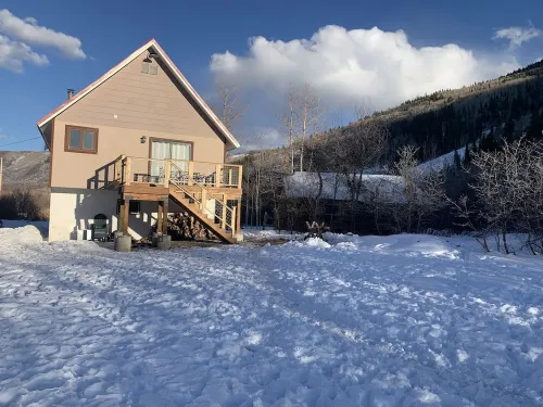 A peaceful mountain retreat with rustic charm 1/2 mile from ski and bike resort