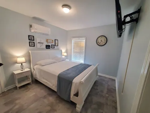 The Corner Apartment. In the Heart ❤️ of Anderson.