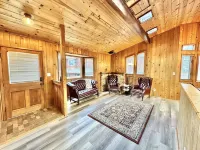 2br Queen Eagles Cabin in Campobello SC near upcoming Saluda Trail