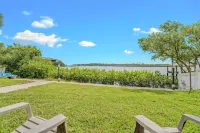 Waterfront / Dolphins / Luxury Design / HOT TUB