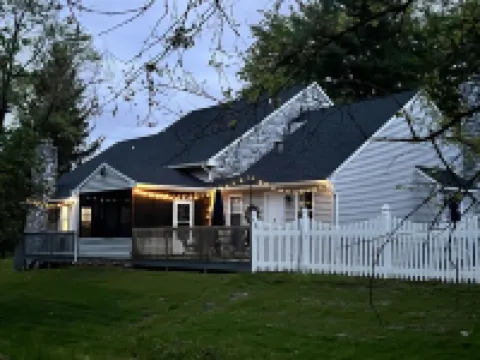 Pondview Paradise, Cozy home with pool and pond on 8 acres