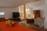 Fully equipped, spacious vacation apartment with mountain views;