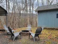 Quiet 3 bedroom cabin in the woods, amazing mountain and lake views, huge deck