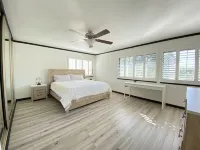 End-unit condo 10 mins from downtown, close to shops and airport
