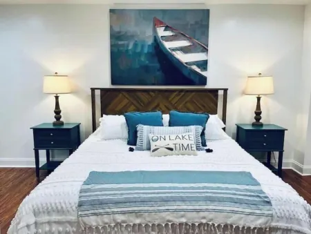 Lake Martin Boathouse great for couples: steps to the dock. Paddleboat included.