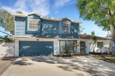 Entire Home in Seminole! 5 minutes from the beach! Plant Sumner House 주변 호텔