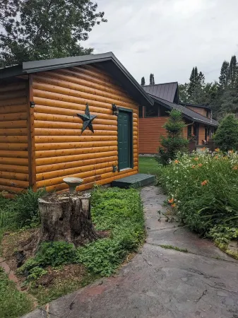 Cabin on Soo Lake.  Enjoy the views of the lake 66' from water's edge. Отели в г. Элк