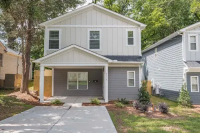 ★ NEW HOME w/KING BED ♥ HOT TUB in UPTOWN | SYLISH & FUN ★ Hotels near Walgreens