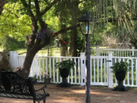 Although a country setting, the cottage has all modern conveniences & comforts 迪凱特縣酒店