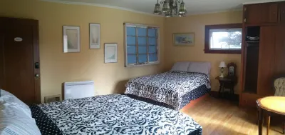 Vintage Island Home 2 Blocks From Town. 4 Bdrs, 2 Kitchens, 3 Bath. Can Sleep 14