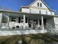 Beautiful 7 Bedroom home on family farm, perfect for a large group Hotels in Fallsburg