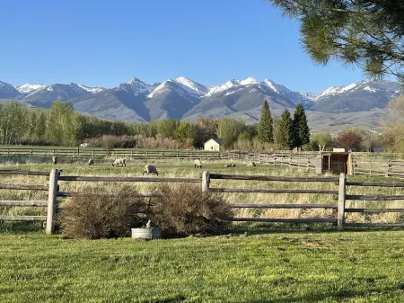 The Ranch House Cabin at J&J Cabins
