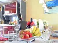 Vacation dream: 30m to the beach, sea view, sauna, whirlpool, 2 bedrooms just luxury Các khách sạn ở Travemunde