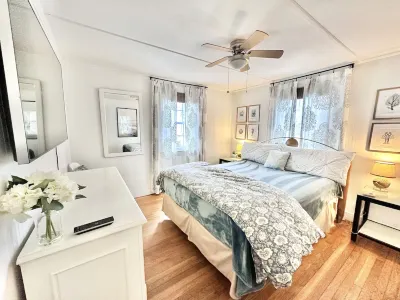 Starfish Cottage★0.4mi walk Beach & Village★Pet Friendly★Bikes★Fireplace★Firepit Haigis Beach附近的飯店