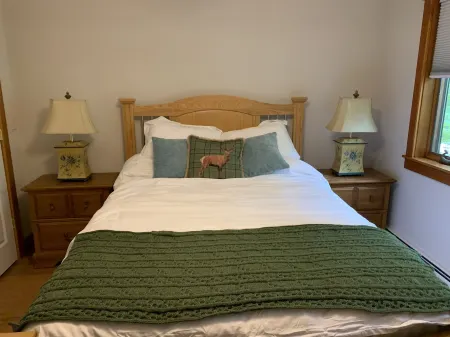 Spacious 3-Bedroom Chalet, Just Minutes from Jay Peak Ski Resort Отели рядом с достопримечательностью «Джей Пик Резорт»