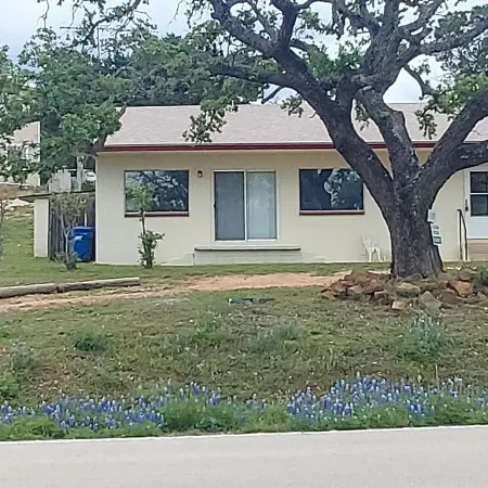 Spacious 1 bedroom 1 bath house sleeps 5 one block from Burnet County Boat Ramp