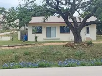 Spacious 1 bedroom 1 bath house sleeps 5 one block from Burnet County Boat Ramp