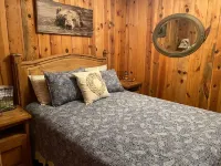 2 Private Cabins on an Secluded Acre, Walk to Restaurants, Fully Fenced