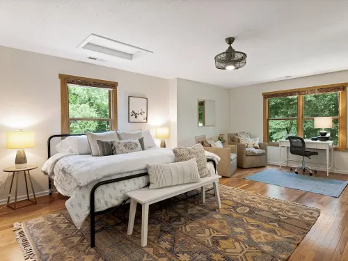 LIGHT FILLED CABIN WITH COTTAGE CHARM! MINI-FARM!