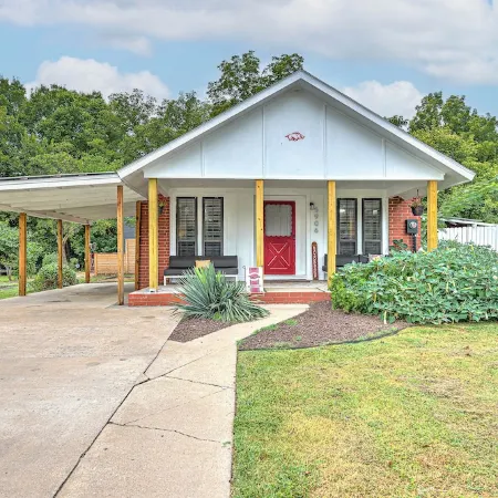 Game Day Getaway: Pet-Friendly Razorback Stay