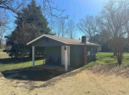 Pickwick Lake Bungalow near Papermill and Shiloh with 7th NT Free! Отели рядом с достопримечательностью «Парк штата Пиквик Ландинг»