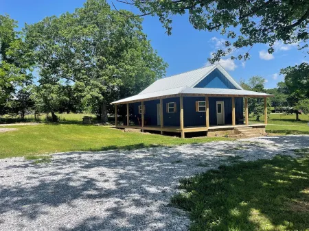 NEW, The Homestead Cabin, close to town, 2 bedroom with bunks, Huge Porch