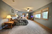 On the Minocqua Chain! Pet Friendly! 5 Bedroom! August Dates Open!