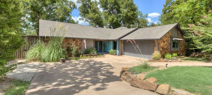 Quiet, spacious home with large deck in secluded Forest Oaks in central Edmond . Hotels in Edmond