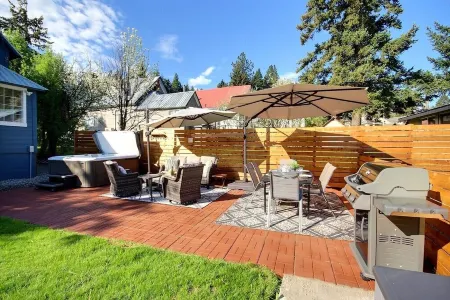 An authentic downtown Roslyn home! Walk everywhere, pets welcome!