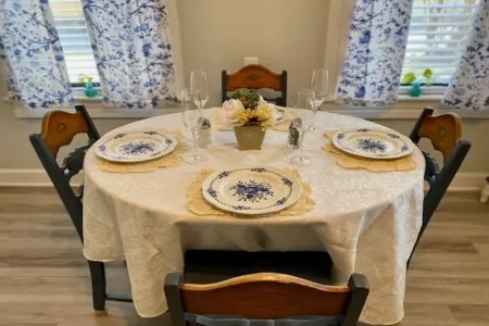 Historic 1884 Victorian Downstairs Unit. Walk to everything! Close to elk!