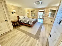 4bd/5ba Luxe Log Cabin - Sunset View of Torch Lake, Hiking Trails, Premier Golf のホテル