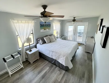 Dockside Paradise!- Kayaks, Hot Tub & Private Dock–Minutes from Beaches & Dining Отели рядом с достопримечательностью «Perdido Key Beach»