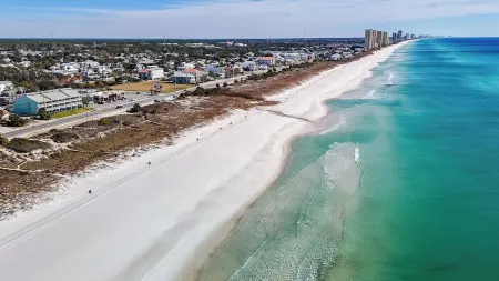 Summer Sale: Well-Stocked Gulf Front Retreat with Amazing Views! Community Pool!