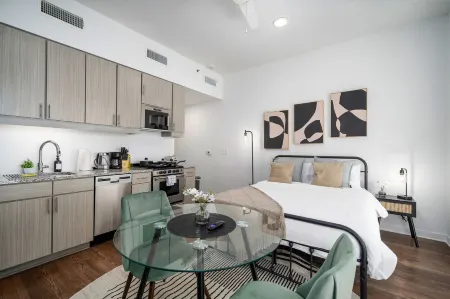 Tranquil Studio Haven with Private Balcony! Отели рядом с достопримечательностью «Университет Алабама в Бирмингем»