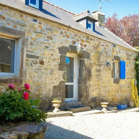 Old house near beach between Crozon Camaret Wifi calm bright garden