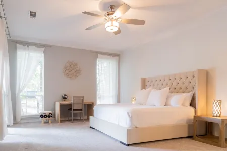 MODERN LUXURIOUS HOUSE/ POOL, JACUZZI AND LARGE PATIO