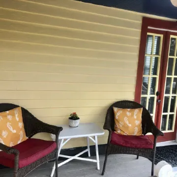 Private 3 room Queen Suite w/Kitchenette