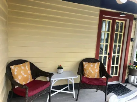 Private 3 room Queen Suite w/Kitchenette