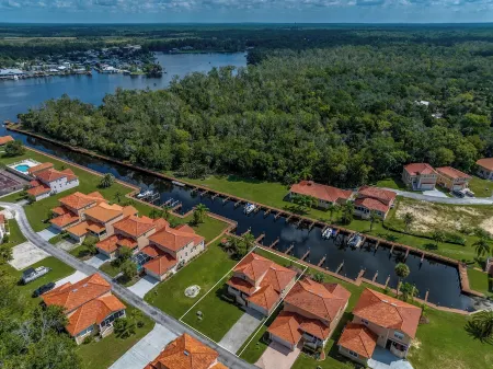 Old Homosassa Waterfront Luxury Living w/boat slip, private ramp and sleeps 10