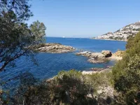 Ideally located 3-bedroom apartment with air conditioning and parking.