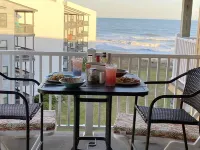 Deluxe 1 Br Ocean Front , King Bed, Elevator, Pool,   Linens & Screened Porch