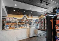 Cozy 1-bedroom condo-Ski in/out/Waterpark/King Bed/WIFI/Parking Hotels in Vernon