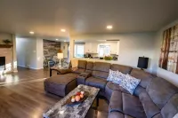 Cozy & Cheerful Home-2 Levels of Comfort!