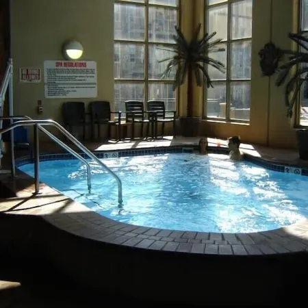 RARE Bridges Bay POOLSIDE condo with LAKE VIEW! - Sleeps 8 Отели в г. Арнолдс Парк
