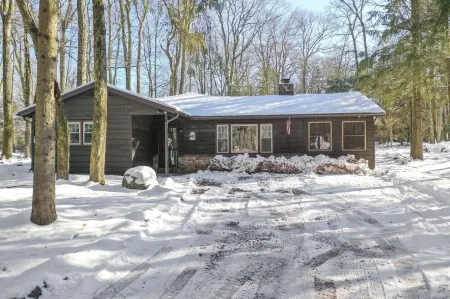 Cozy Vacation Retreat at Lake Harmony